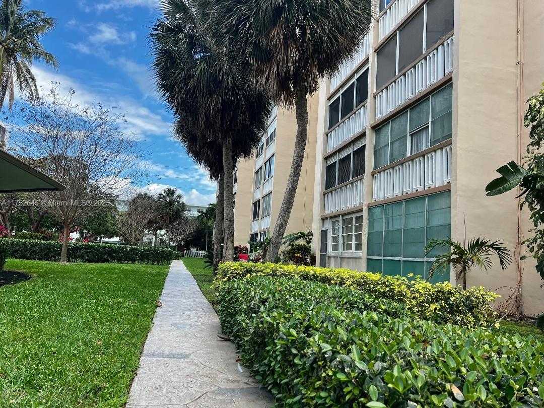 Small Image of 609 NE 14th Ave, Hallandale Beach, FL 33009, USA Number 25