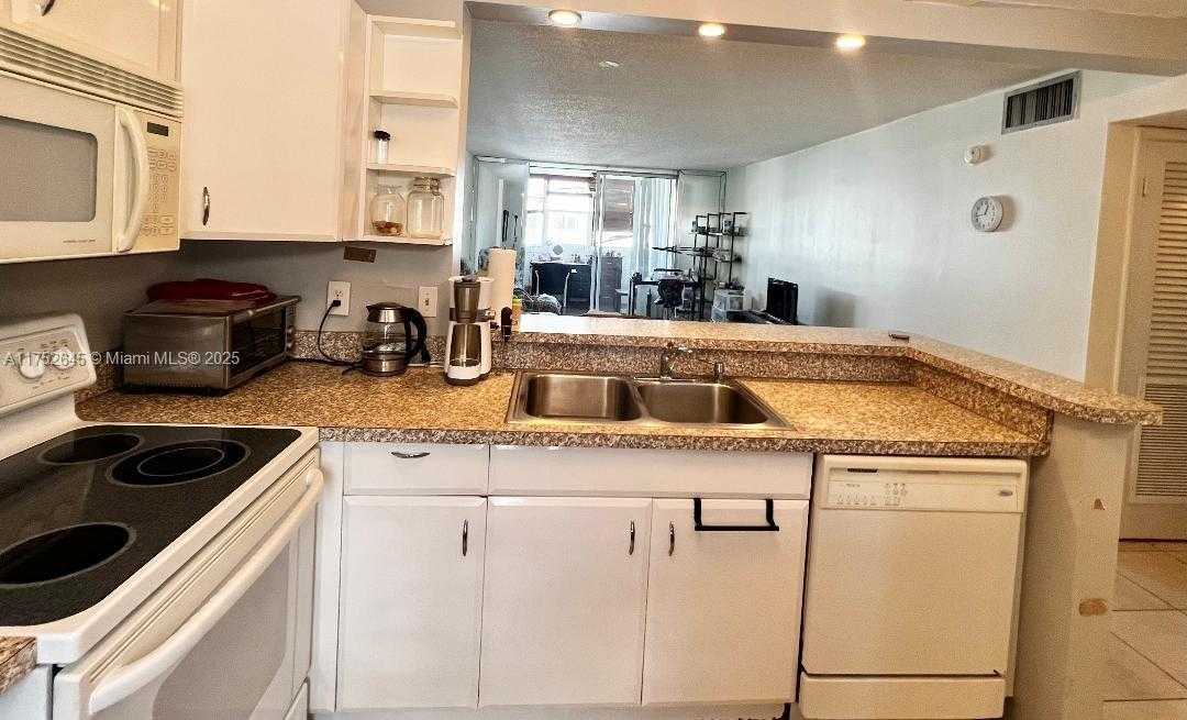 Small Image of 609 NE 14th Ave, Hallandale Beach, FL 33009, USA Number 3