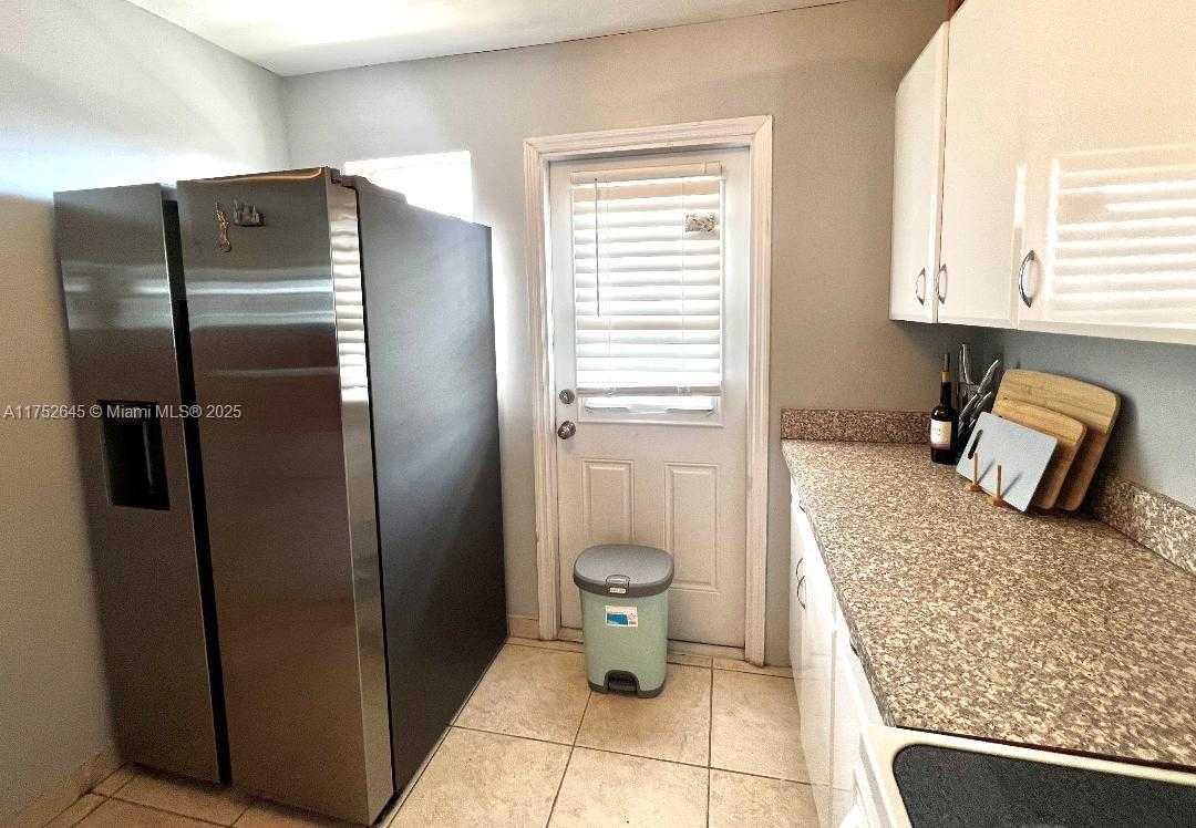 Small Image of 609 NE 14th Ave, Hallandale Beach, FL 33009, USA Number 4