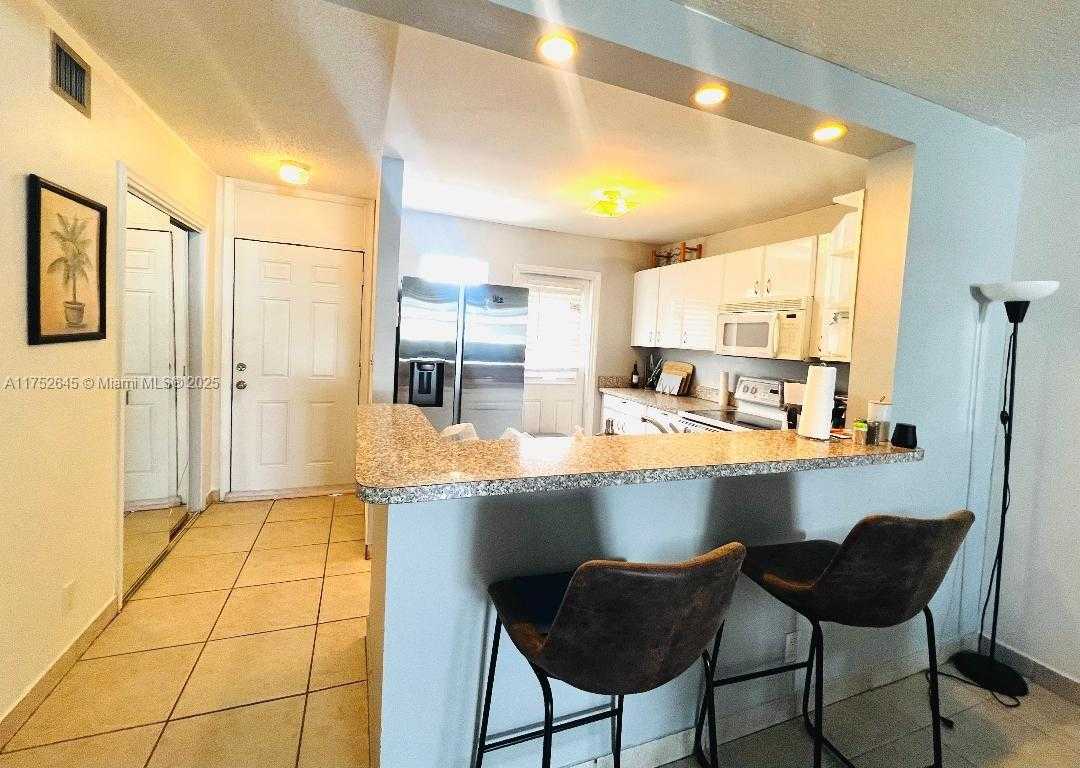 Small Image of 609 NE 14th Ave, Hallandale Beach, FL 33009, USA Number 5