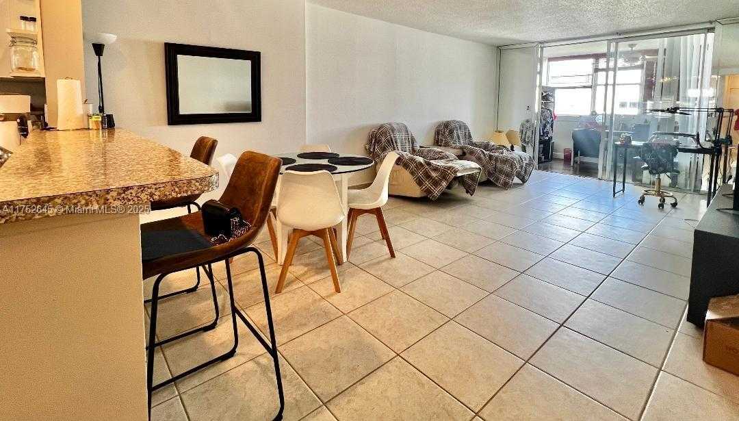 Small Image of 609 NE 14th Ave, Hallandale Beach, FL 33009, USA Number 6