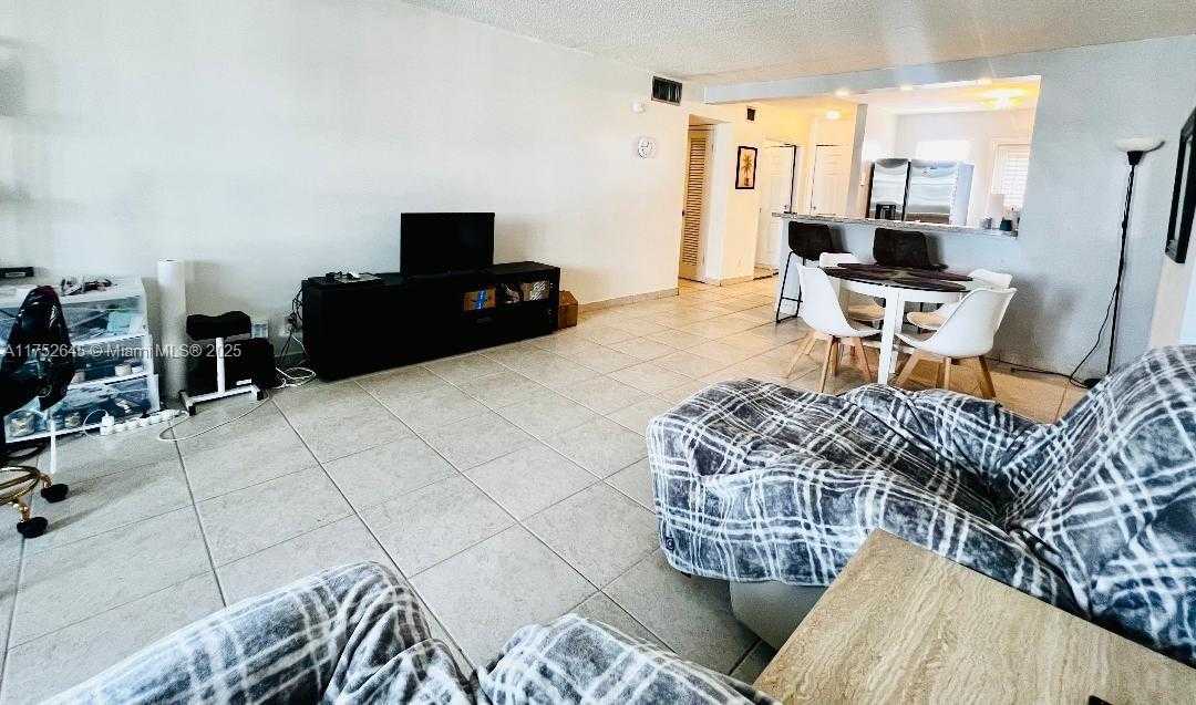 Small Image of 609 NE 14th Ave, Hallandale Beach, FL 33009, USA Number 7