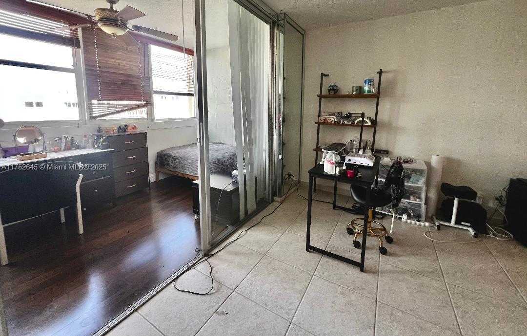 Small Image of 609 NE 14th Ave, Hallandale Beach, FL 33009, USA Number 8