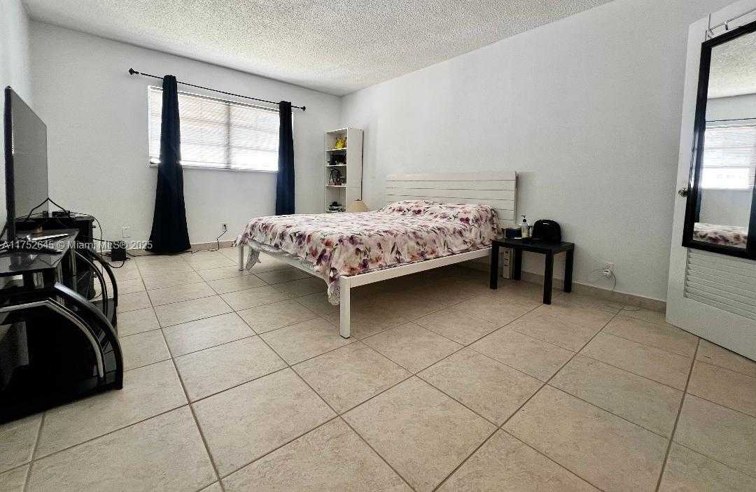 Small Image of 609 NE 14th Ave, Hallandale Beach, FL 33009, USA Number 9