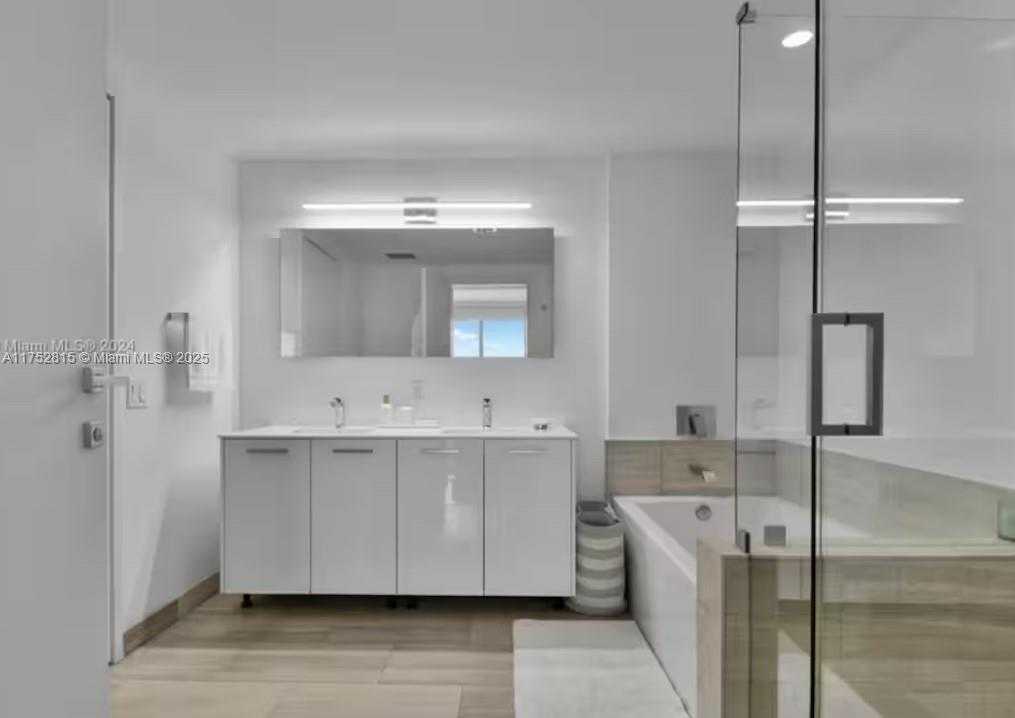 Small Image of 1300 BRICKELL BAY DR #2208, Miami Number 12