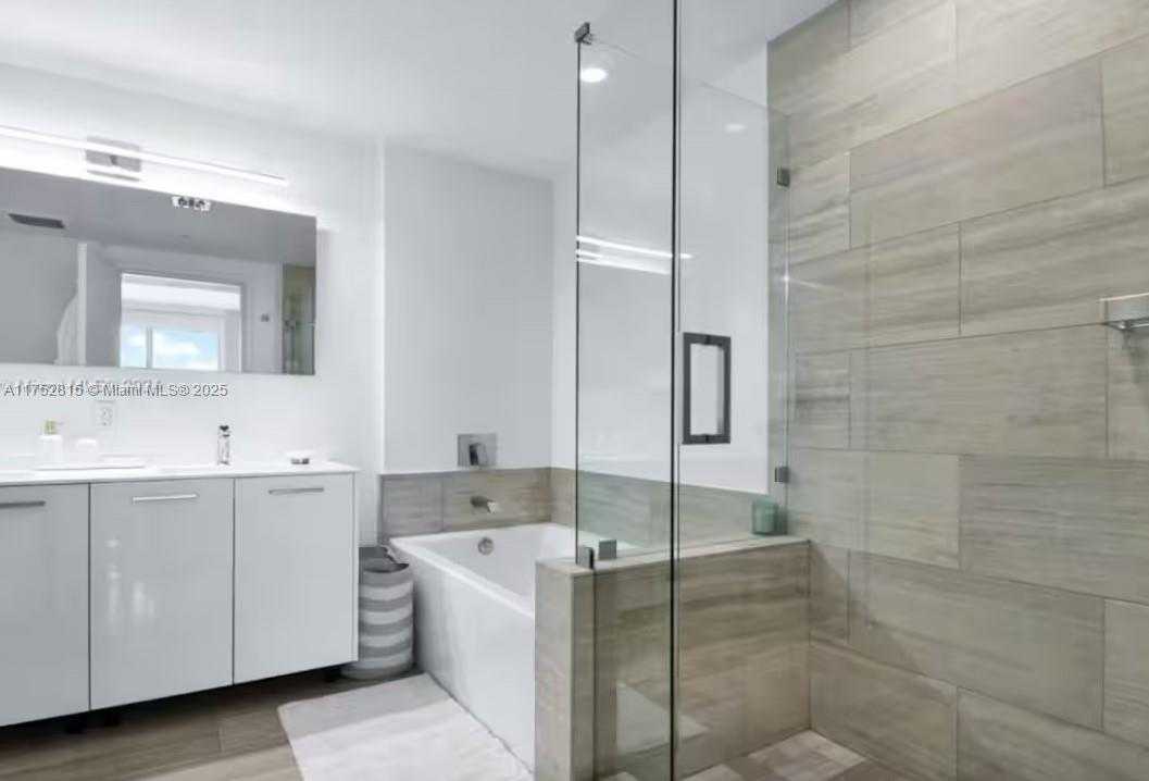 Small Image of 1300 BRICKELL BAY DR #2208, Miami Number 14