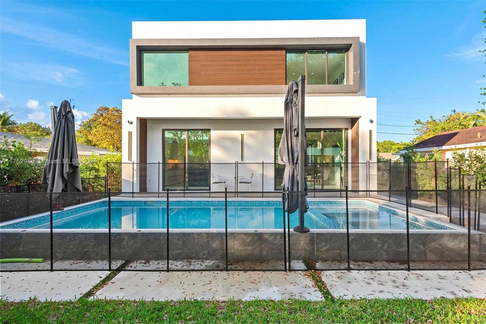 Small Image of 2572 NORTH EAST 182ND TER, North Miami Beach Number 2