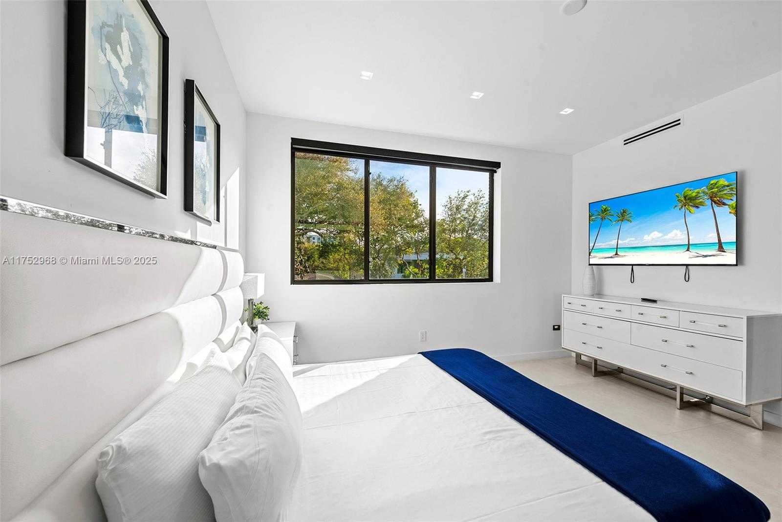 Small Image of 2572 NORTH EAST 182ND TER, North Miami Beach Number 28