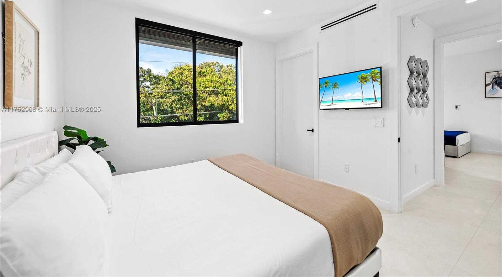 Small Image of 2572 NORTH EAST 182ND TER, North Miami Beach Number 37