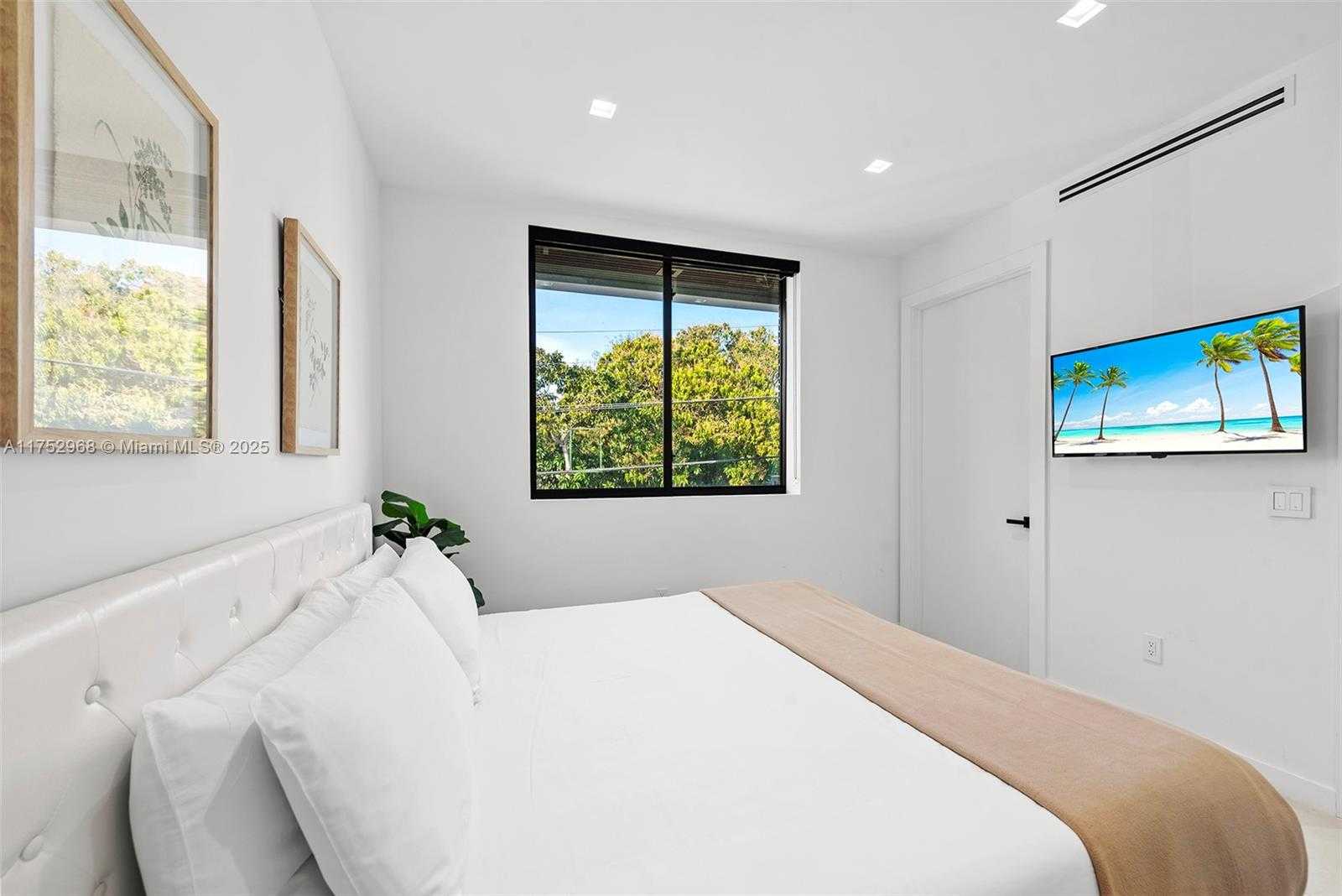 Small Image of 2572 NORTH EAST 182ND TER, North Miami Beach Number 38