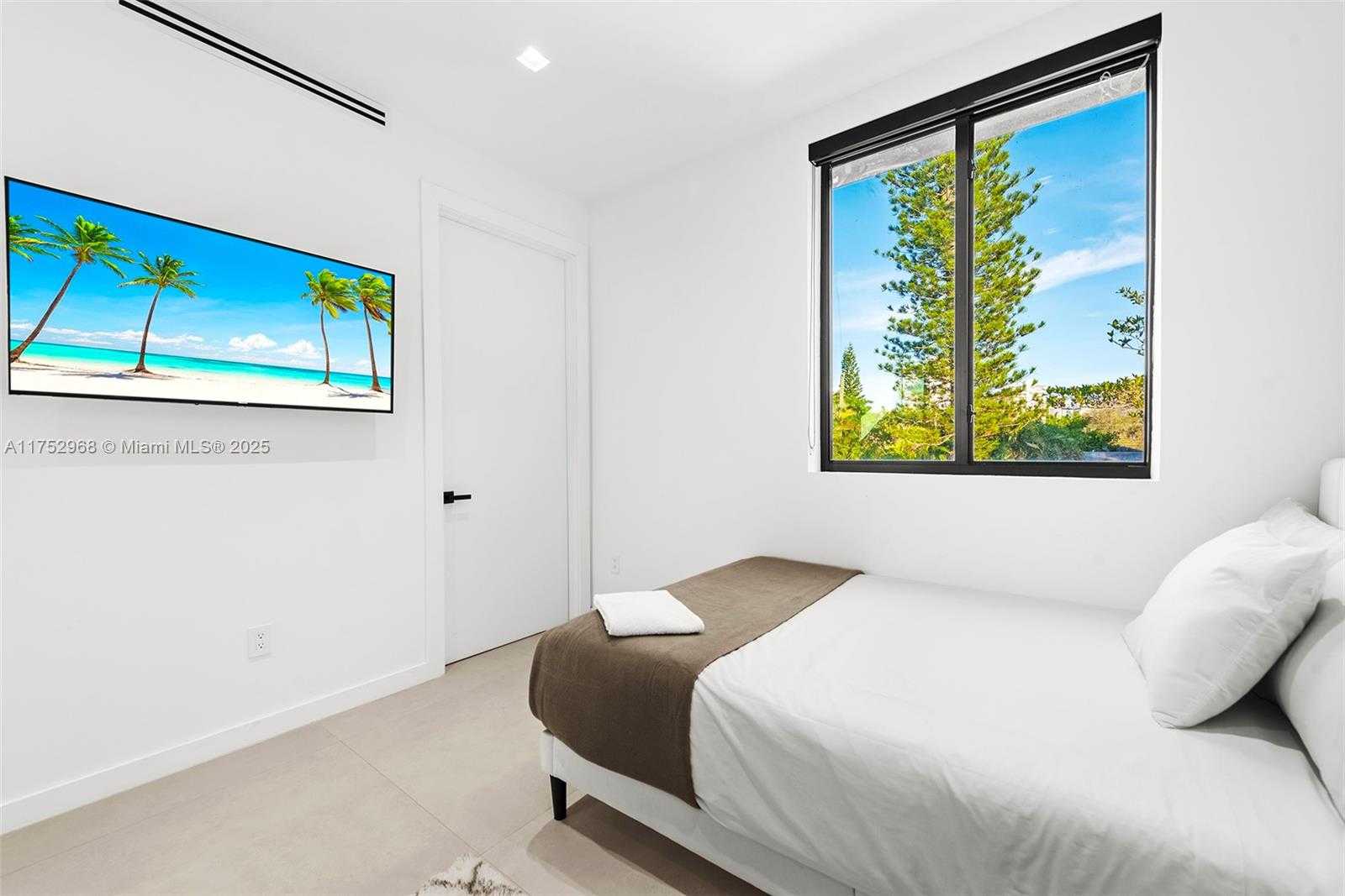 Small Image of 2572 NORTH EAST 182ND TER, North Miami Beach Number 45