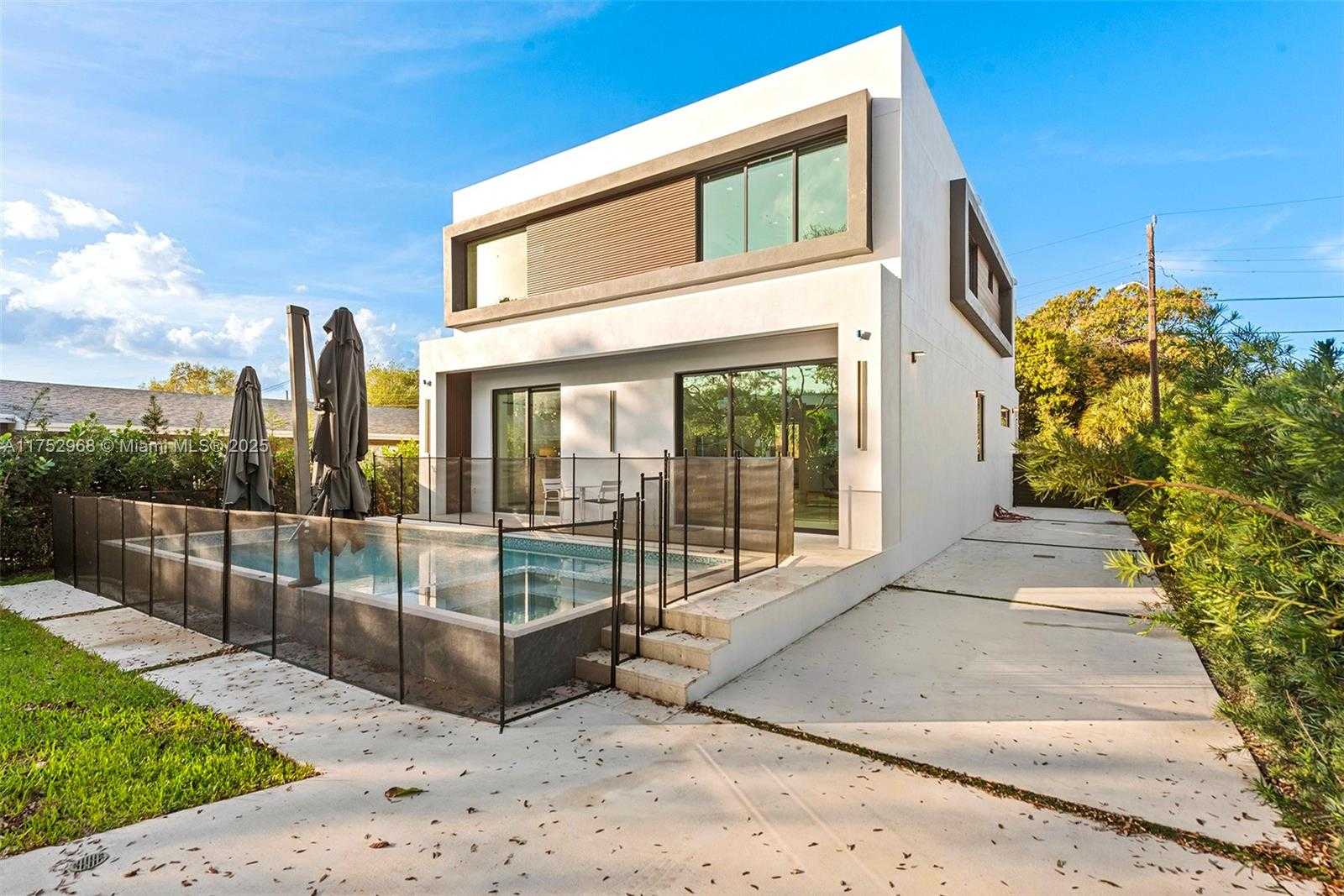 Small Image of 2572 NORTH EAST 182ND TER, North Miami Beach Number 57