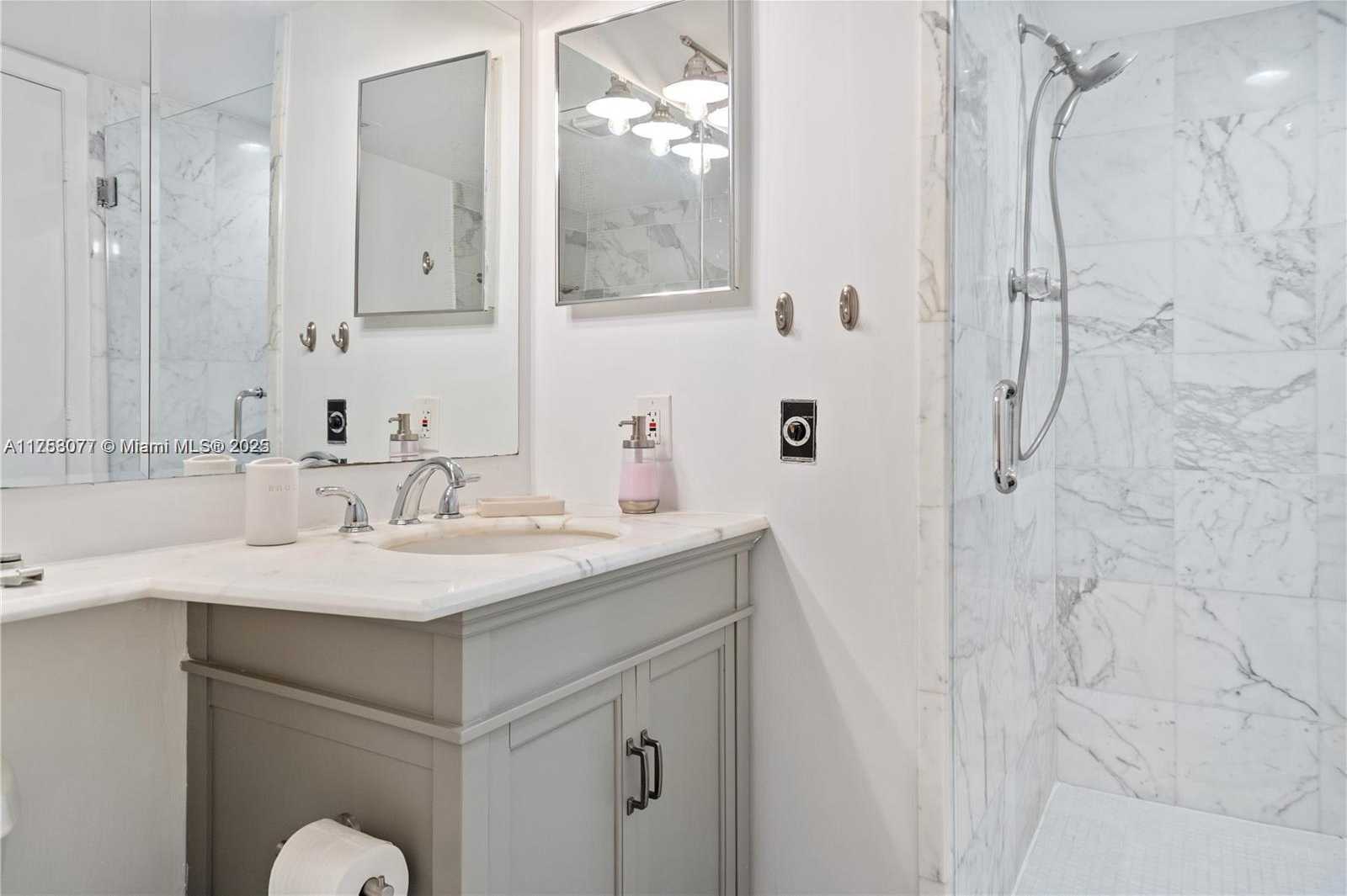 Small Image of 400 SOUTH POINTE DR #1102, Miami Beach Number 16