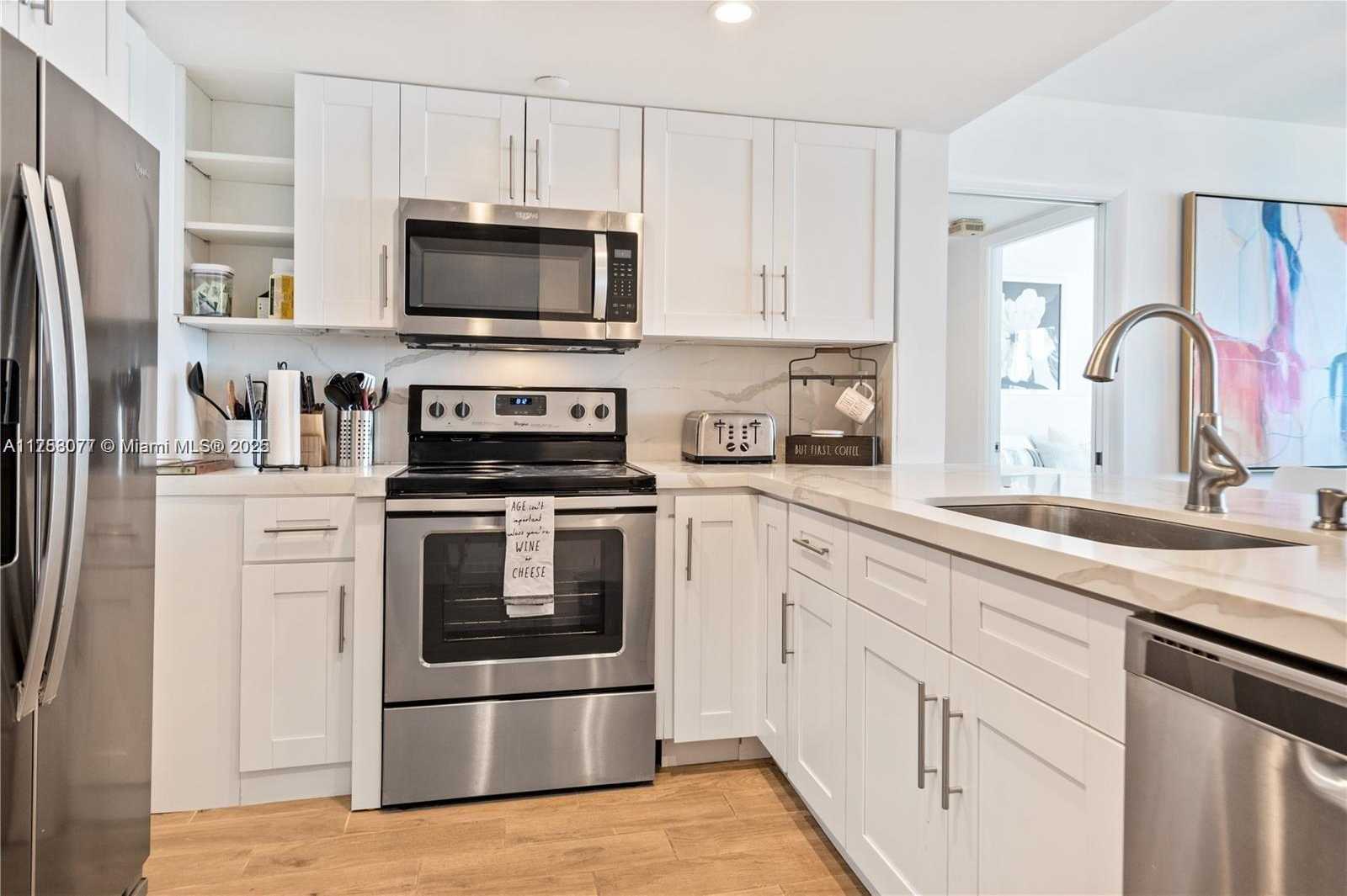 Small Image of 400 SOUTH POINTE DR #1102, Miami Beach Number 5