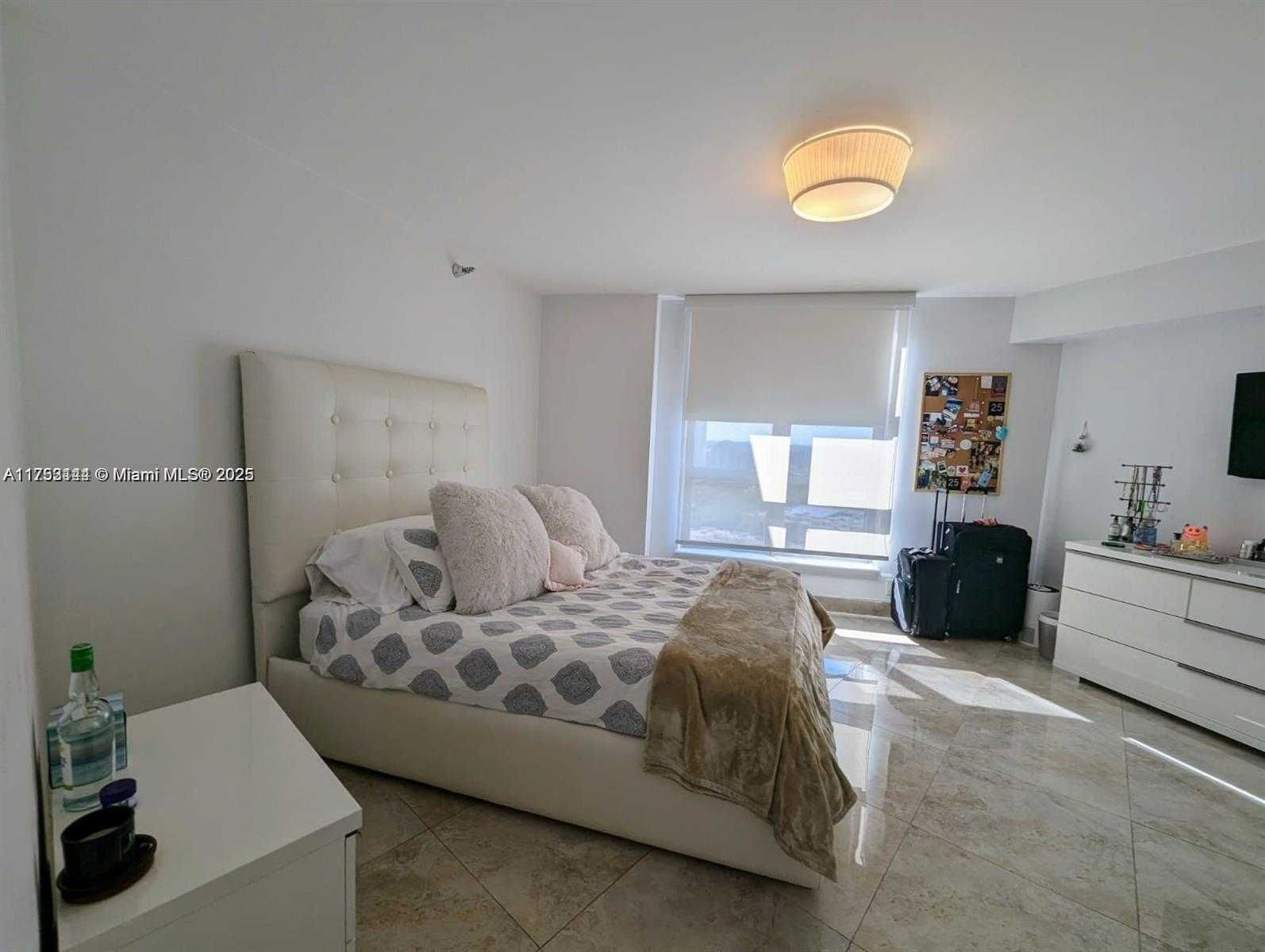 Small Image of 3500 Mystic Pointe Dr, Aventura, FL 33180, USA Number 15