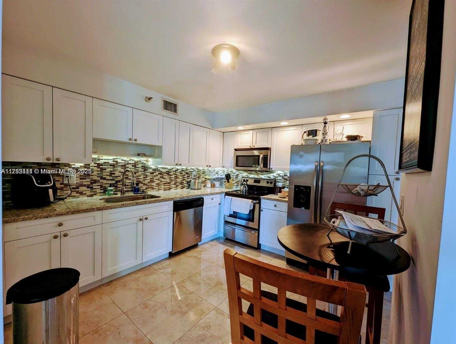 Small Image of 3500 Mystic Pointe Dr, Aventura, FL 33180, USA Number 7