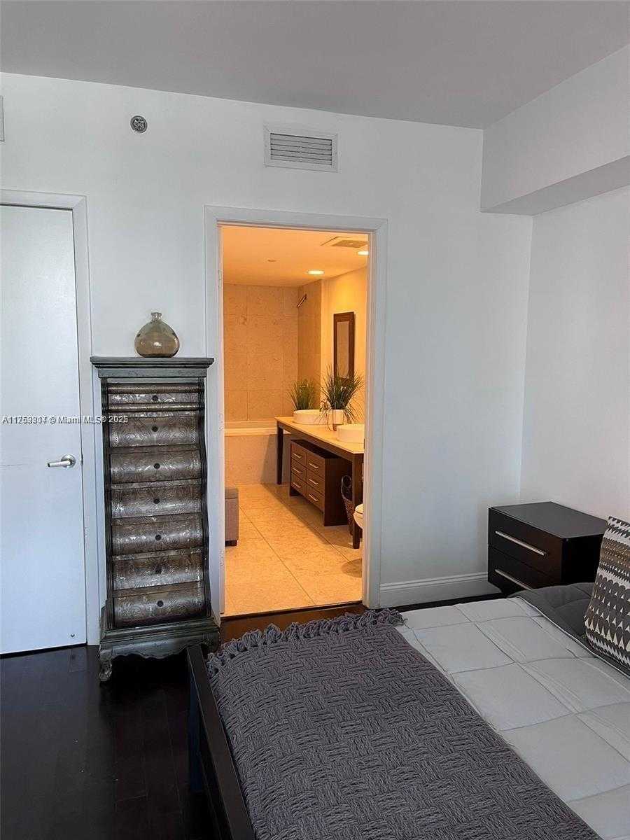 Small Image of 475 BRICKELL AVE #2714, Miami Number 8