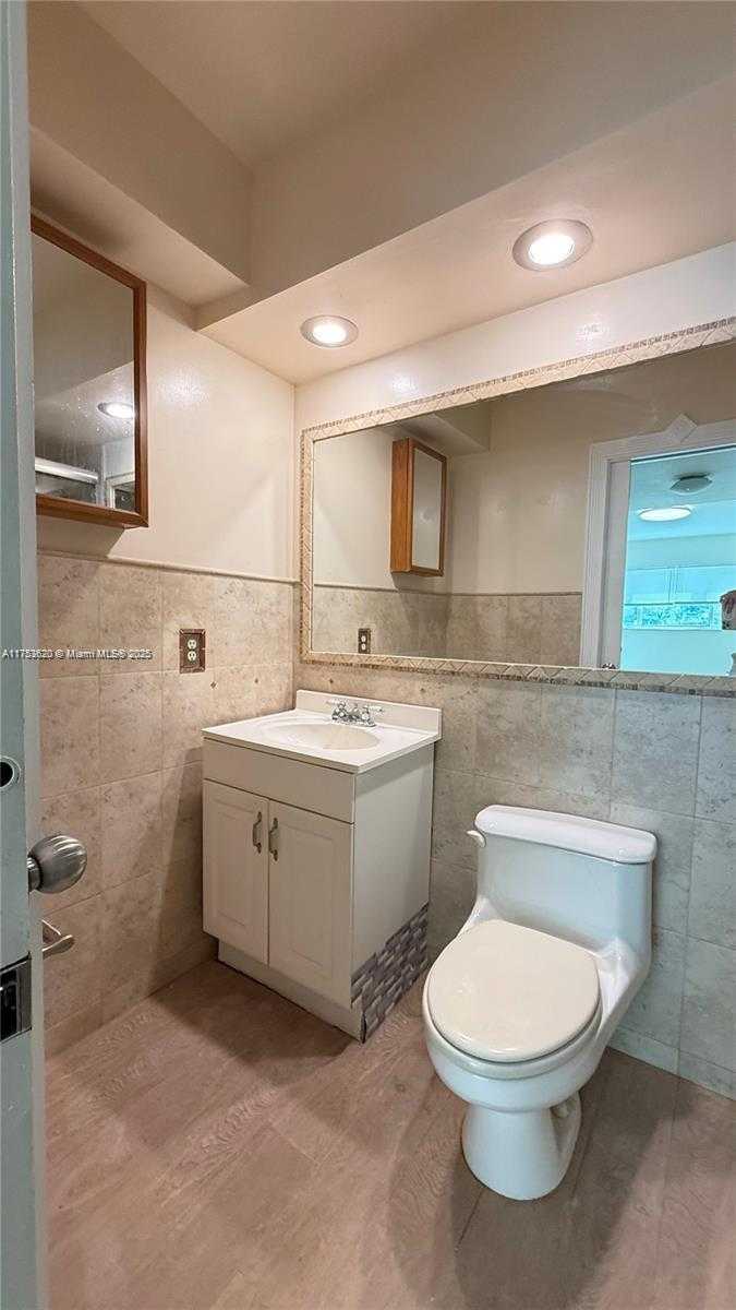 Small Image of 270 LAYNE #102, Hallandale Beach Number 11
