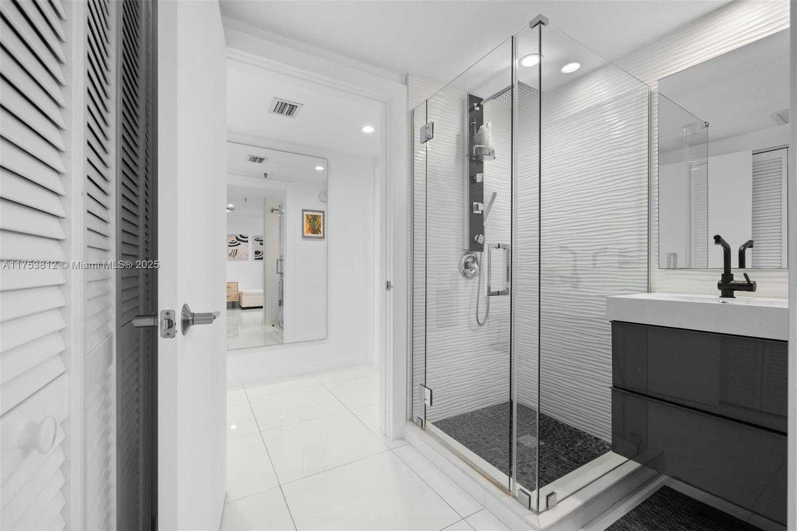 Small Image of 445 POINCIANA DR #1530, Sunny Isles Beach Number 22
