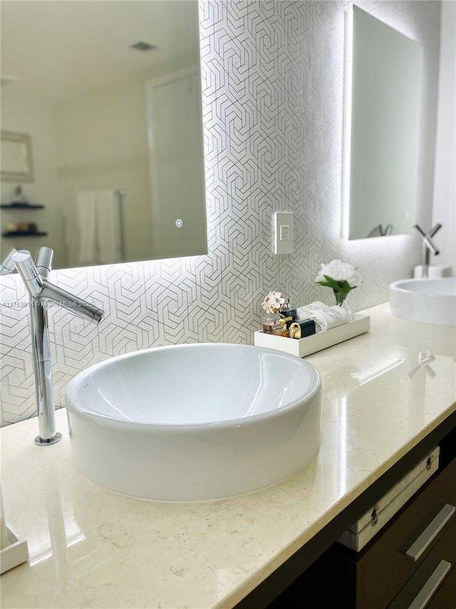 Small Image of 495 BRICKELL AVE #1201, Miami Number 12