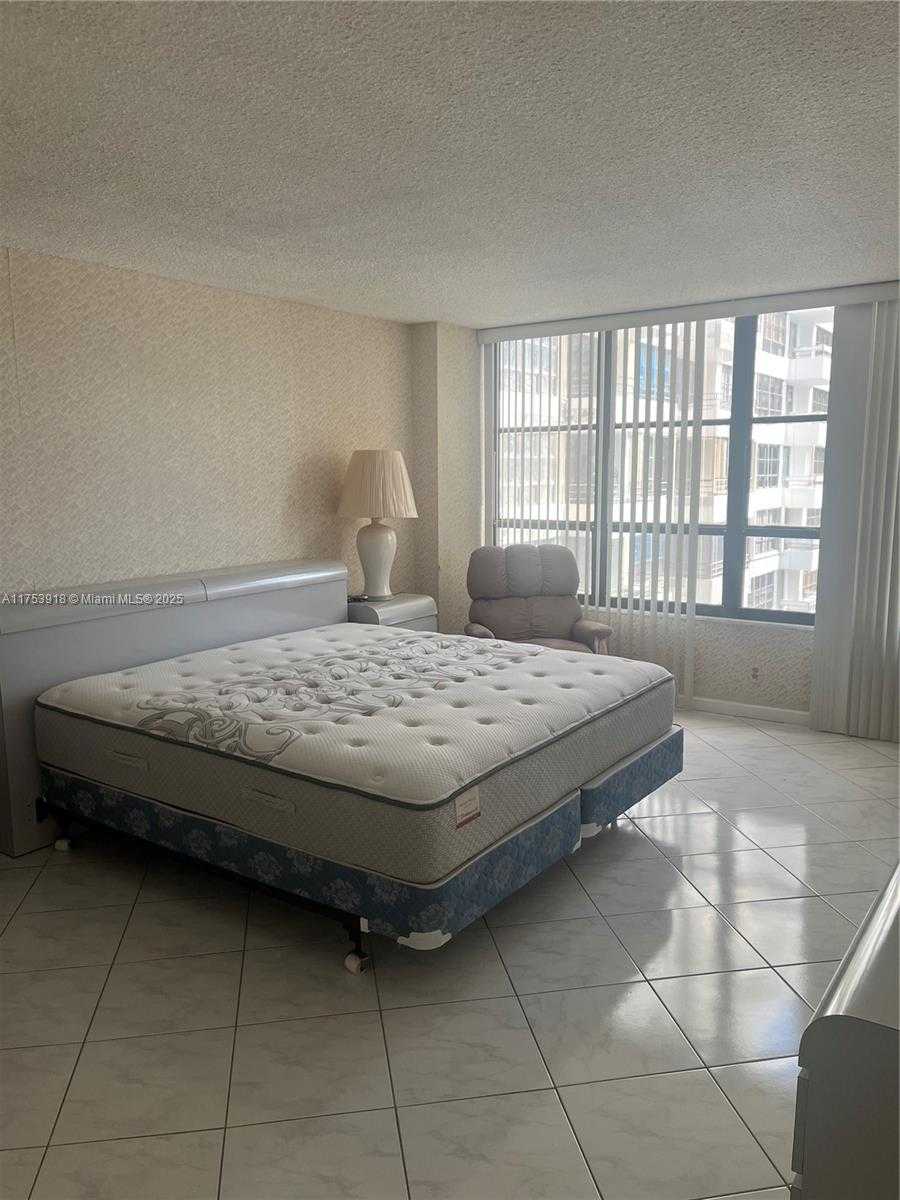 Small Image of 600 #1015, Hallandale Beach Number 4