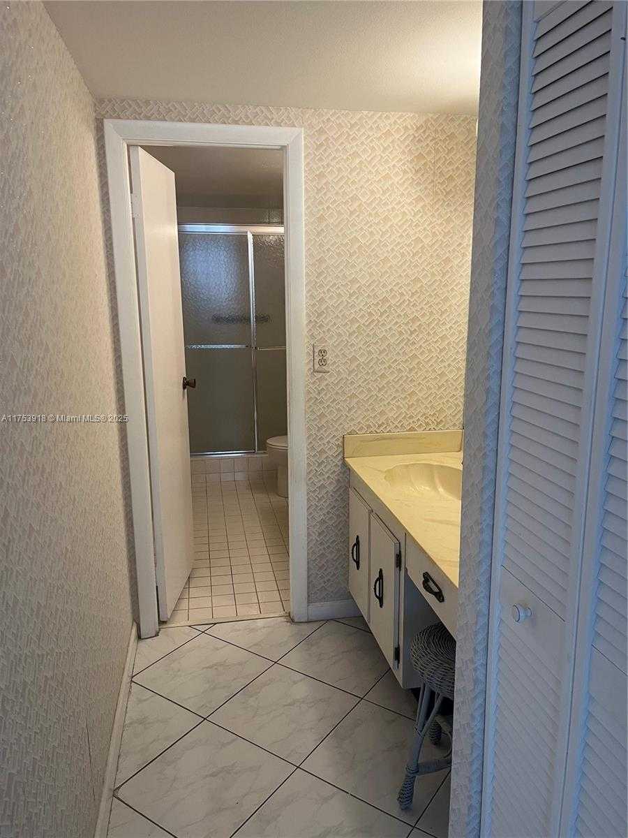 Small Image of 600 #1015, Hallandale Beach Number 5