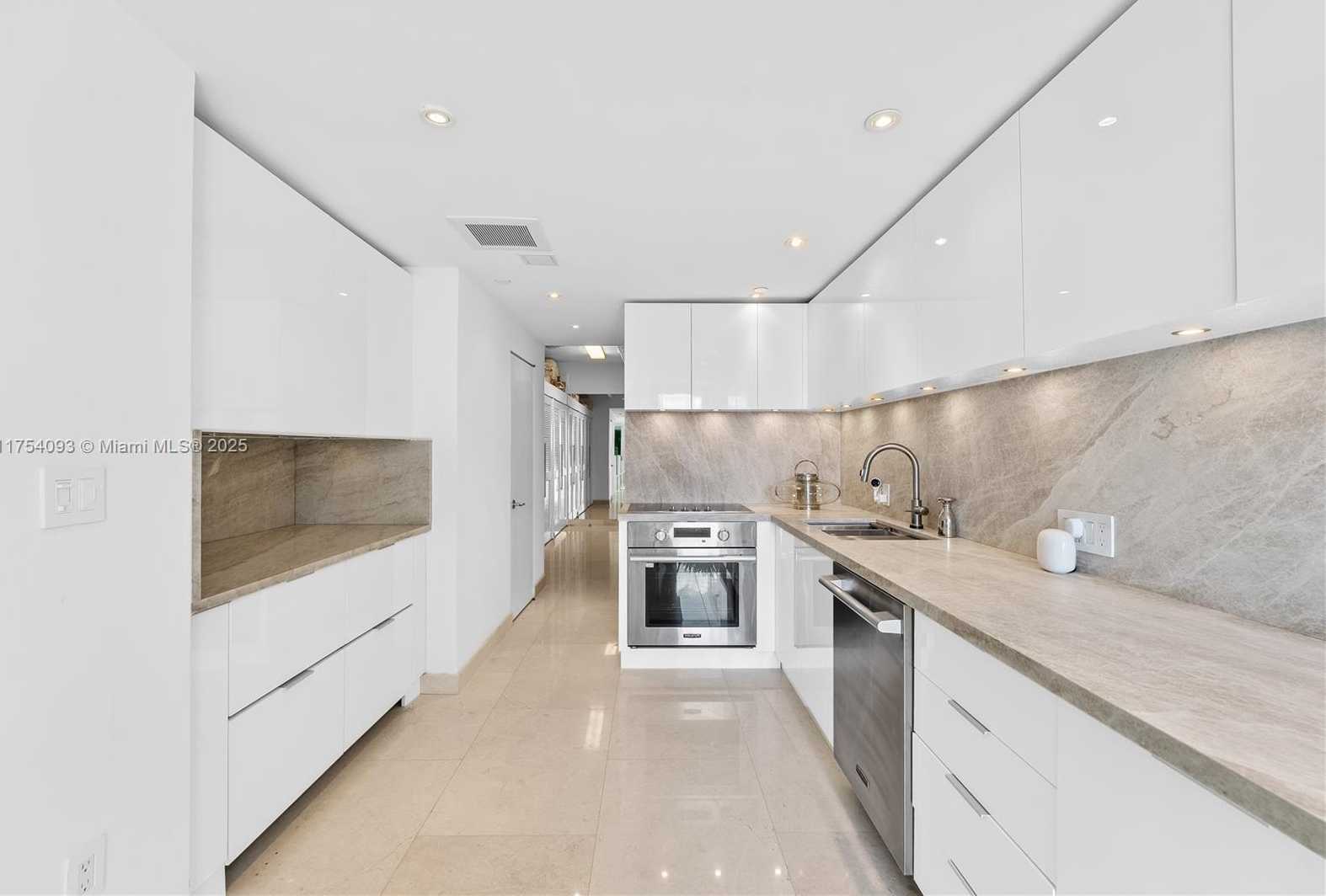 Small Image of 1040 BISCAYNE BLVD #4606, Miami Number 46