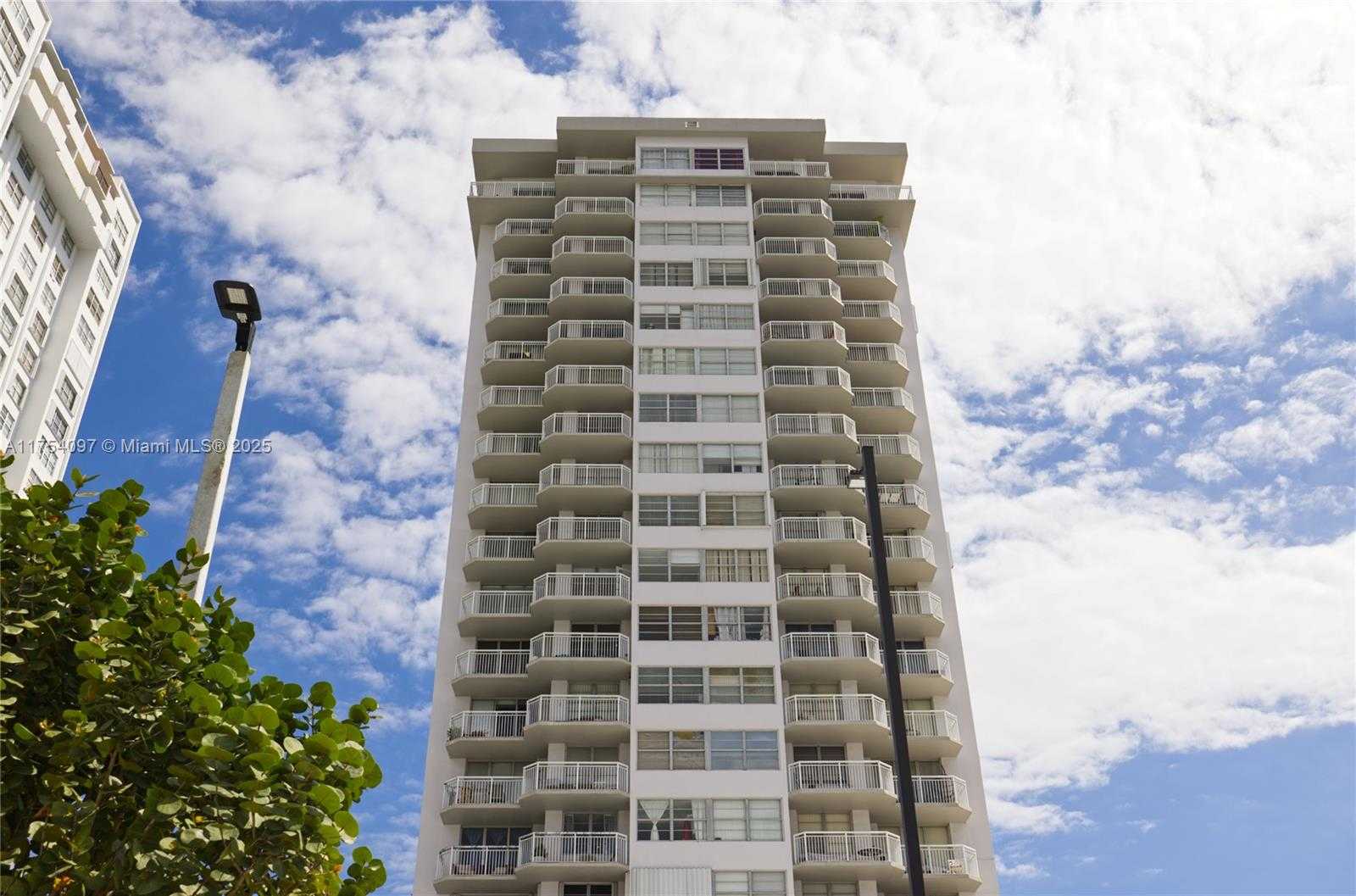 Small Image of 18061 BISCAYNE BLVD #1703, Aventura Number 3
