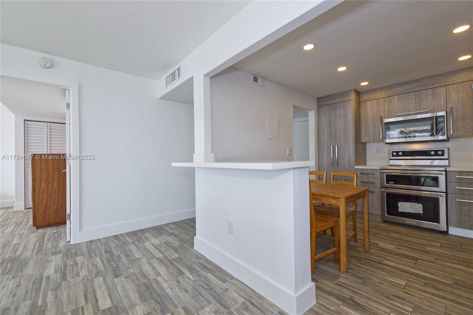 Small Image of 18061 BISCAYNE BLVD #1703, Aventura Number 8