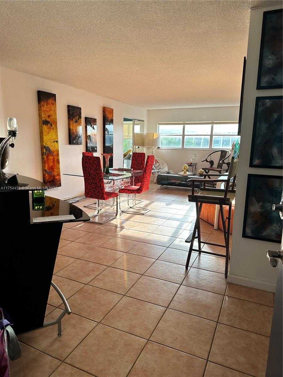 Small Image of 1881 Washington Ave, Miami Beach, FL 33139, USA Number 3
