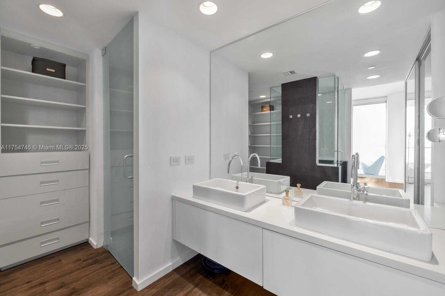 Small Image of 1040 BISCAYNE BLVD #2507, Miami Number 17