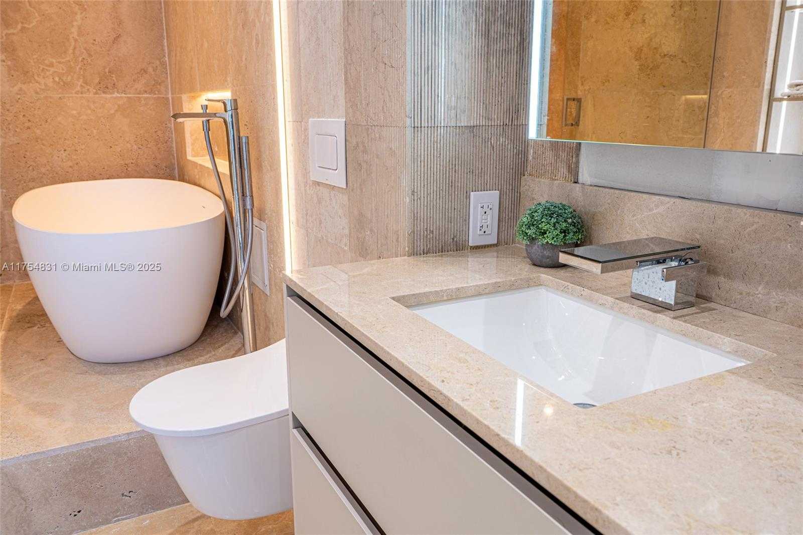 Small Image of 2301 COLLINS AVE #1011, Miami Beach Number 17