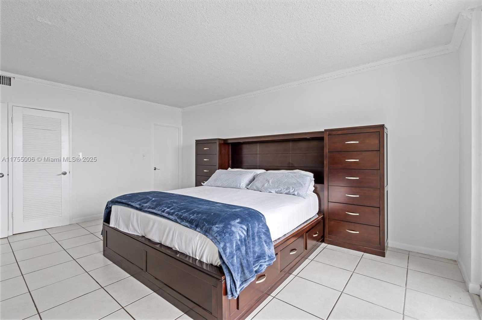Small Image of 5401 COLLINS AVE #1114, Miami Beach Number 26