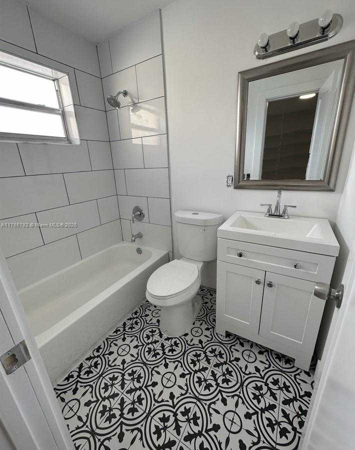 Small Image of 25 WEST 6TH ST #25, Hialeah Number 3