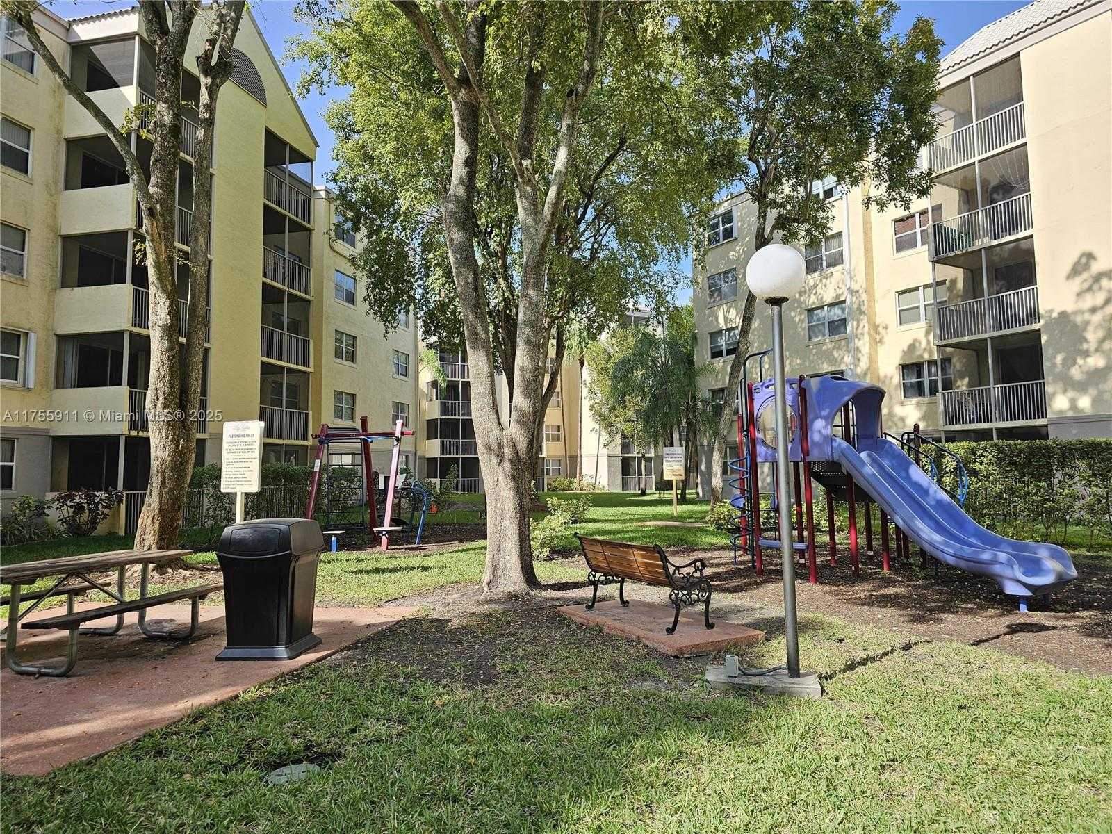 Small Image of 8120 GENEVA CT #255, Doral Number 19
