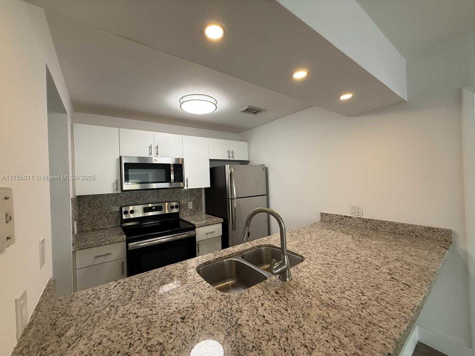 Small Image of 8120 GENEVA CT #255, Doral Number 3