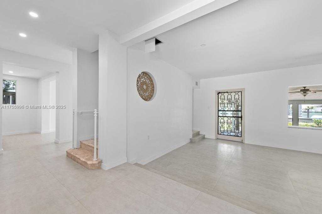 Small Image of 5661 PINE TREE DR, Miami Beach Number 12