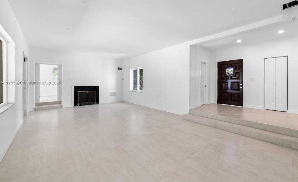 Small Image of 5661 PINE TREE DR, Miami Beach Number 13