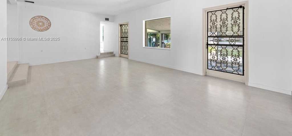 Small Image of 5661 PINE TREE DR, Miami Beach Number 15