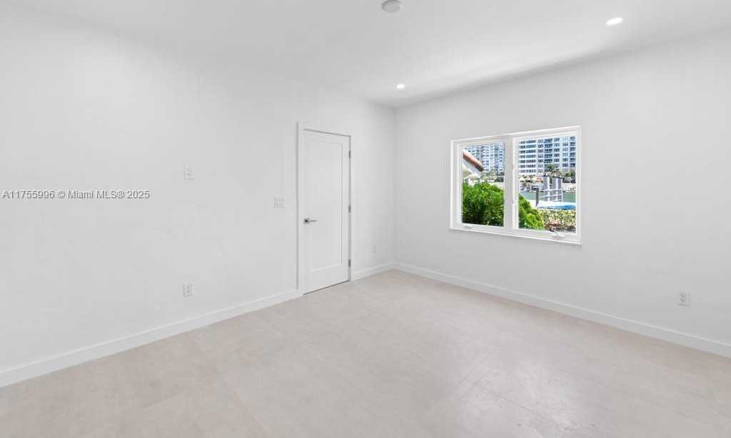 Small Image of 5661 PINE TREE DR, Miami Beach Number 16