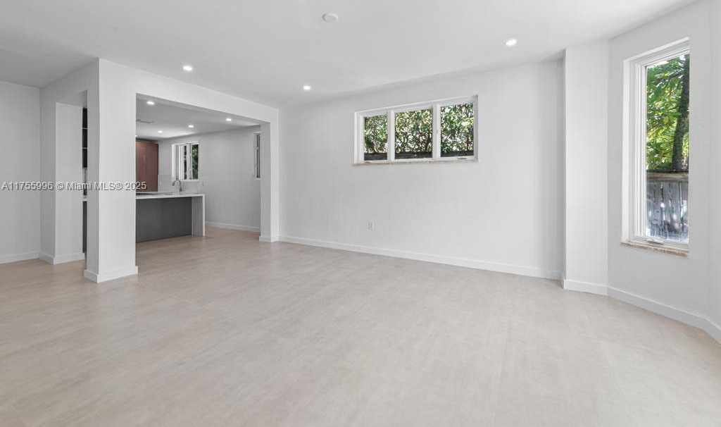 Small Image of 5661 PINE TREE DR, Miami Beach Number 17
