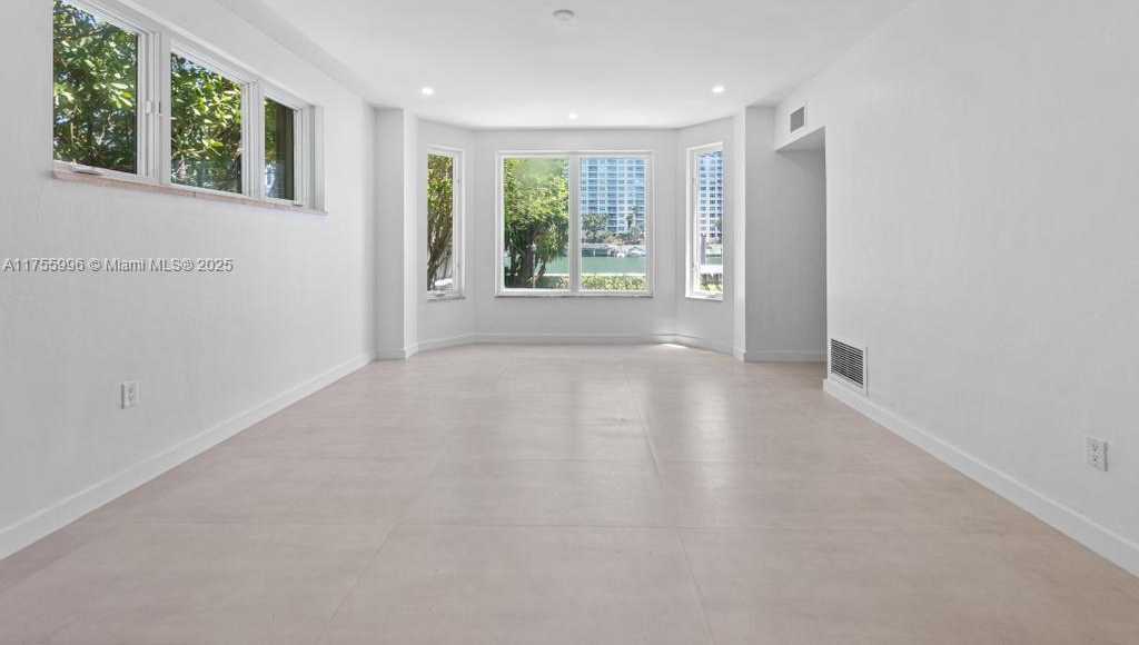 Small Image of 5661 PINE TREE DR, Miami Beach Number 18