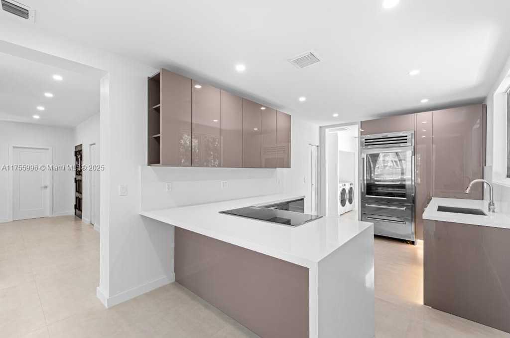 Small Image of 5661 PINE TREE DR, Miami Beach Number 20