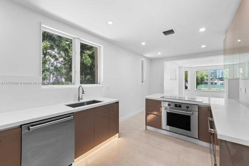Small Image of 5661 PINE TREE DR, Miami Beach Number 21