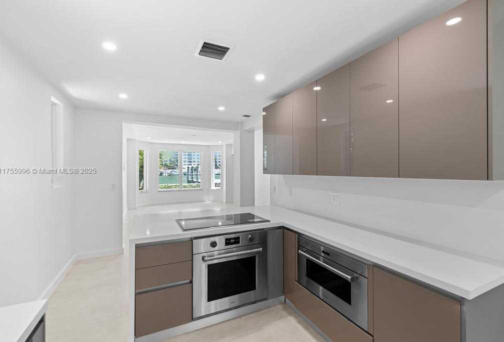 Small Image of 5661 PINE TREE DR, Miami Beach Number 22