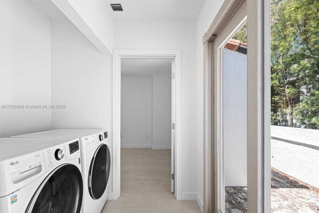 Small Image of 5661 PINE TREE DR, Miami Beach Number 23
