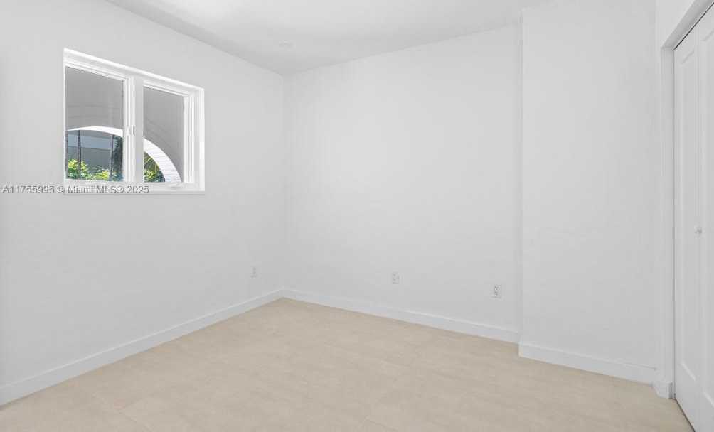 Small Image of 5661 PINE TREE DR, Miami Beach Number 24