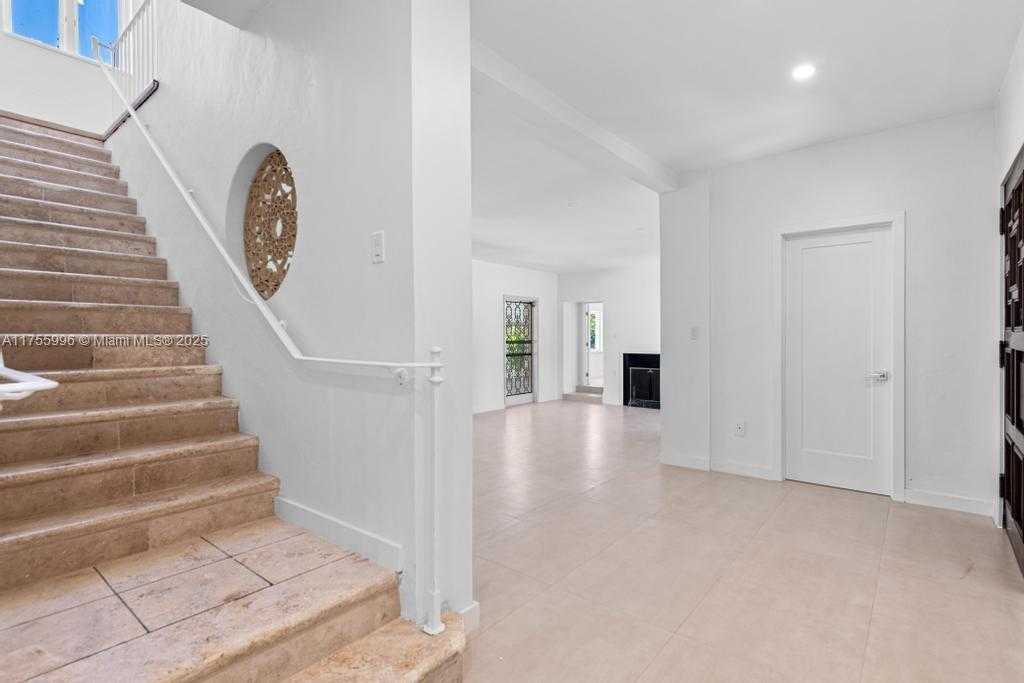 Small Image of 5661 PINE TREE DR, Miami Beach Number 26