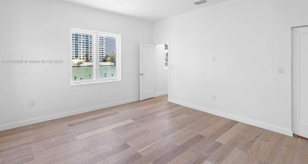 Small Image of 5661 PINE TREE DR, Miami Beach Number 27