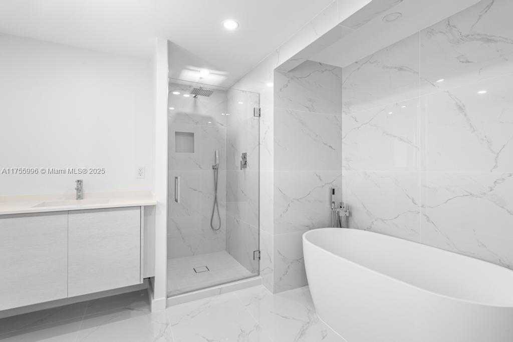 Small Image of 5661 PINE TREE DR, Miami Beach Number 31